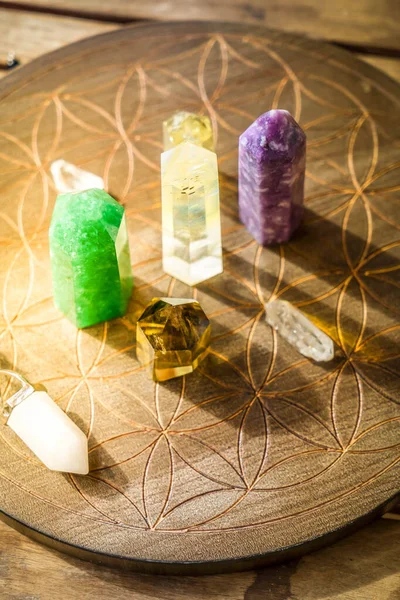 Kahverengi arkaplanda iyileştirici kristaller