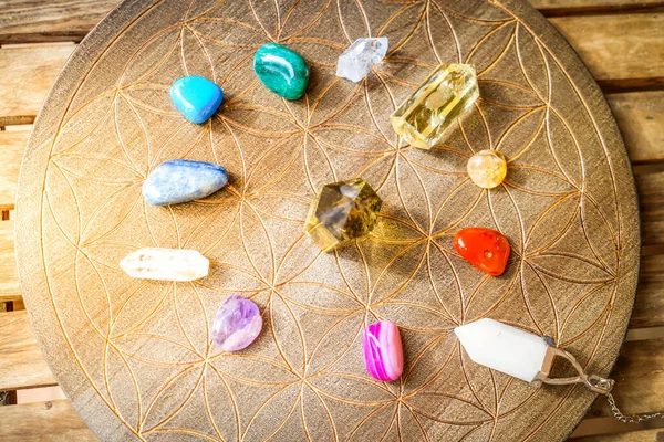 Kahverengi arkaplanda iyileştirici kristaller