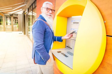 ATM 'li yaşlı adam.