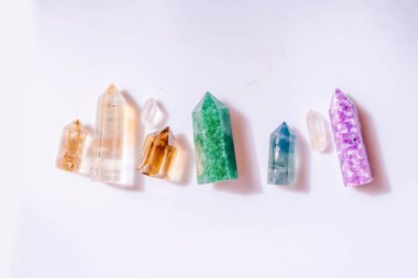 Kahverengi arkaplanda iyileştirici kristaller