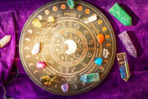 Kahverengi arkaplanda iyileştirici kristaller