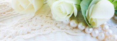 dantel ile pembe ve turuncu gül