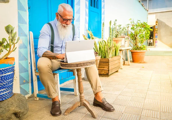 Homme âgé avec un téléphone — Photo