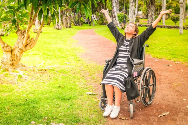 Niepełnosprawna kobieta na wózku inwalidzkim na wzgórzu górskim ciesząca się widokiem — Zdjęcie stockowe