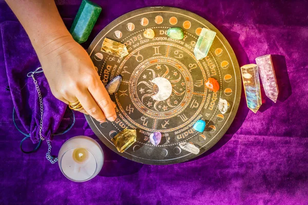 Astrolog ellerinin en üst görüntüsü