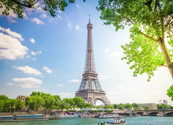 Eiffeltur över floden Seine — Stockfoto