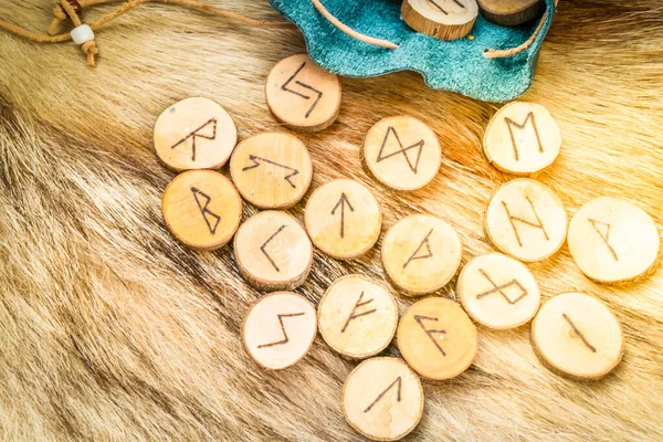 Runes faites à la main pour la fortunetelling — Photo