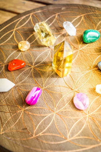 Kahverengi arkaplanda iyileştirici kristaller