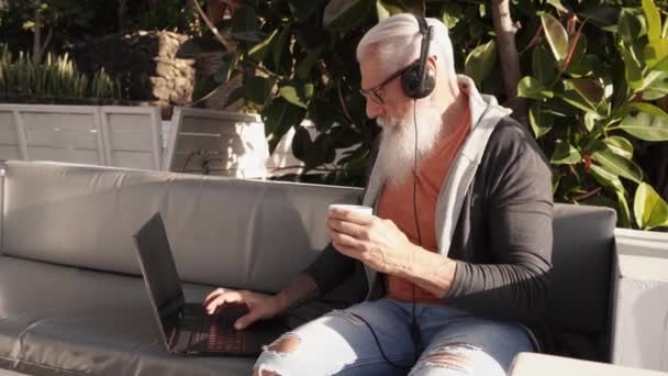 Senior man werkt met laptop — Stockvideo