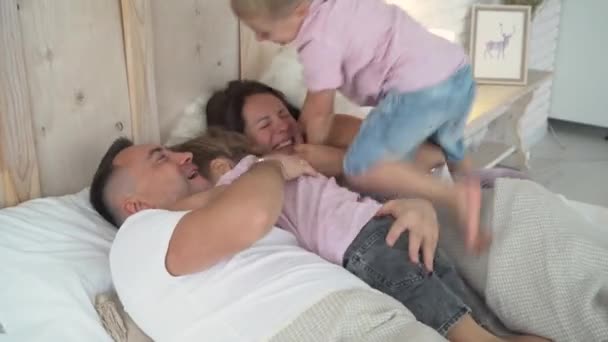 Lyckliga föräldrar med två små barn — Stockvideo