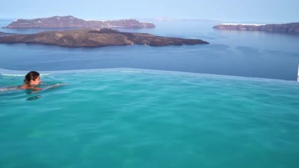 Piscine et vue sur la caldera de Santorin — Video