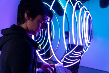 Sanal evrendeki adam