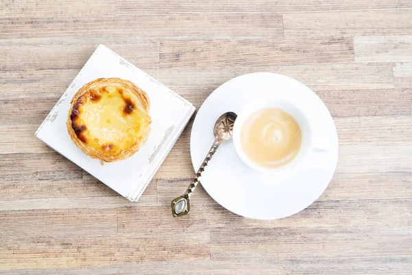 Pasteles Nata Traditionelle Portugiesische Süße Torte Mit Kaffee Von Oben — Stockfoto