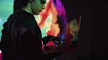 Sanal metaevren içinde insan, sanal oyun ve artırılmış gerçeklik, yaratıcılık ve ilham kavramı