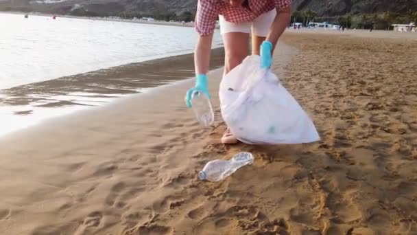 Kvinnan Städar Plast Stranden Volontärer Samlar Skräp Sopsäck Plastförorening Haven — Stockvideo