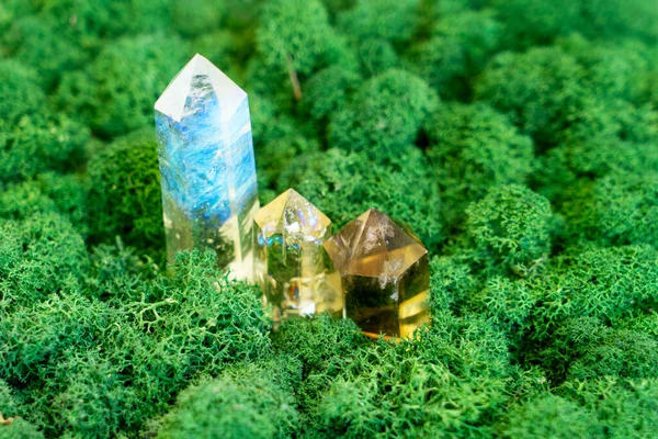 Minerali Pietre Preziose Misterioso Sfondo Muschio Foresta Naturale Quarzo Cristalli — Foto Stock