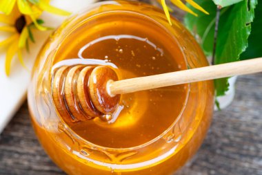 Kırsal arka planda kavanozda taze bal, üst manzara