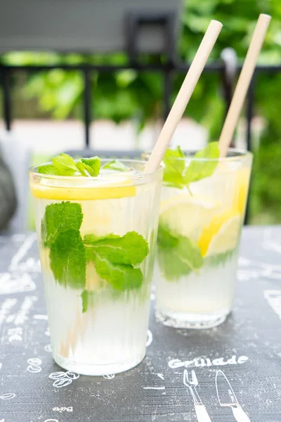 Fresh Summer Lemonade Tall Glasses — ストック写真