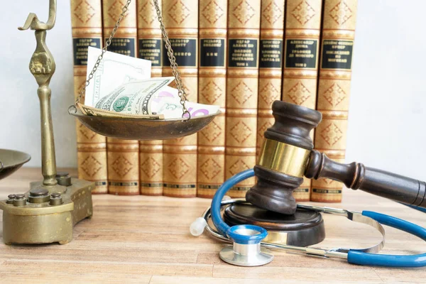 Młotek Prawny Waga Równowagi Pieniędzmi Koszty Leczenia Pojęcie Prawa Medycznego — Zdjęcie stockowe
