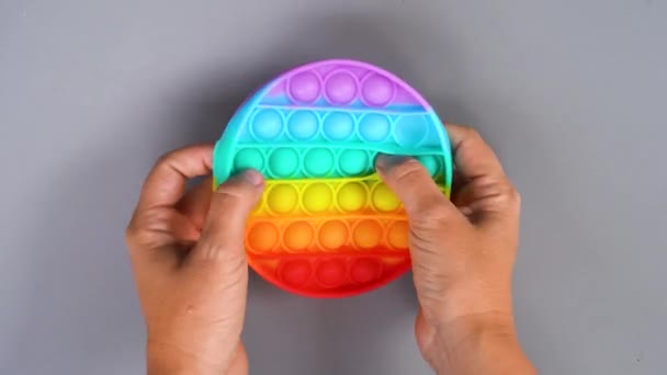 Oyuncak Birisi Elinde Gökkuşağı Renginde Silikon Oyuncakla Rahatlasın Diye — Stok video
