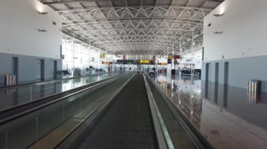 Havaalanı seyahati, uçakları beklemek, travelatörle modern iç mekan.