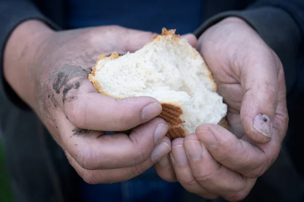 Éhség Fogalma Közelről Egy Halom Menekült Aki Kenyeret Tart — Stock Fotó