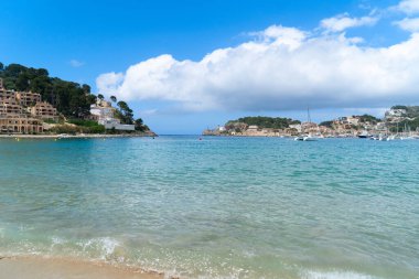 Port Soller plajı, altın gönderim ve temiz su, yazın Mallorca.