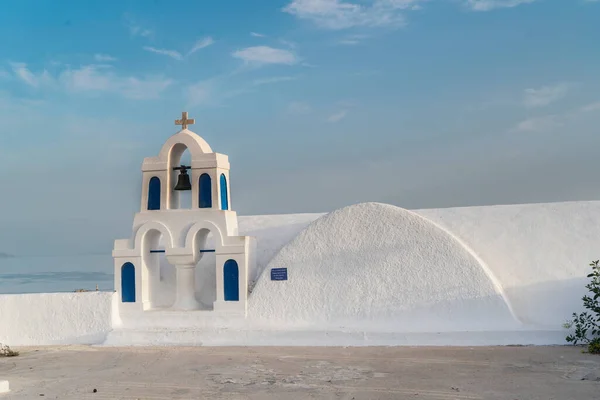 Bílá Kostelní Zvonice Krásné Detaily Ostrova Santorini Řecko — Stock fotografie