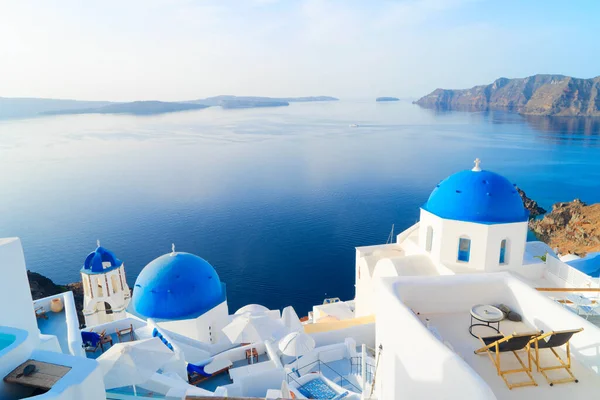 White Church Belfry Brigh Blue Domes Volcano Caldera Sea Landscape — Stock Photo, Image