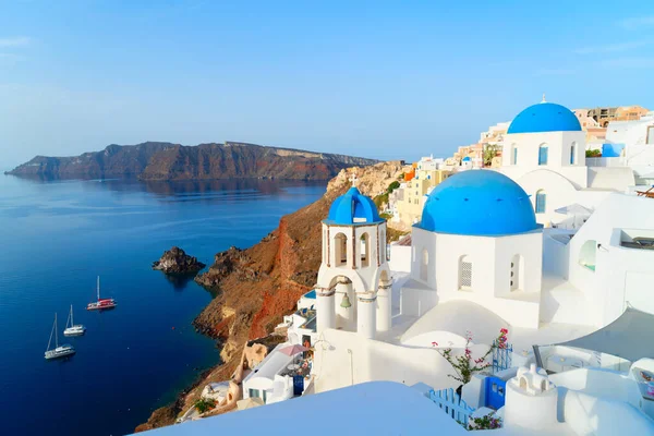 Açık Deniz Manzaralı Ünlü Mavi Kubbeler Volkan Kalderası Yunanistan Oia — Stok fotoğraf