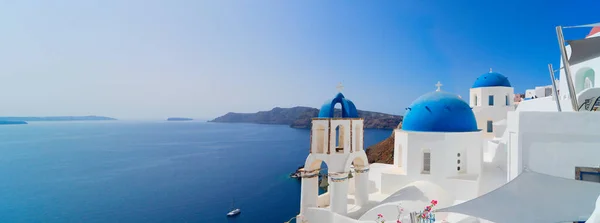 Traditioneel Grieks Dorp Oia Van Santorini Met Blauwe Koepels Tegen — Stockfoto