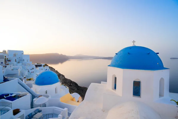 Tradycyjna Grecka Wioska Oia Santorini Niebieskimi Kopułami Kościołów Dachów Wsi — Zdjęcie stockowe
