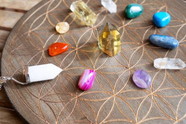 Gemstone 'un mineralleri çiçek şeması üzerinde. Reiki Kristal Ayini için Sihirli Şifa Kayası, Büyücülük, Ruhsal Ezoterik Uygulama