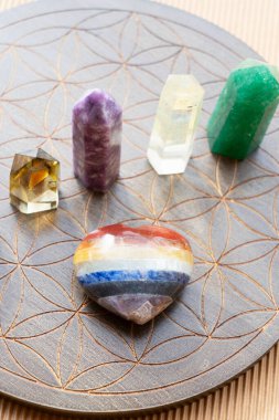 Gemstone mineralleri, obeliskler, yaşam çizelgesi üzerinde kürek çekerler. Reiki Kristal Ayini için Sihirli Şifa Kayası, Büyücülük, Ruhsal Ezoterik Uygulama