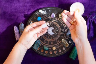 Astrolog ellerinin en iyi görüşü kaderin habercisidir. Astrolojik tahmin, mistisizm ve bilim konsepti. Astrolojik arkaplan.
