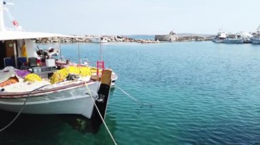 Yunanistan 'ın Naoussa, Paros adasındaki eski kale ve eski şehir manzarası