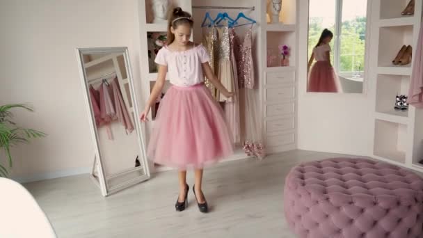 Anbud Tonåring Flicka Rosa Tutu Kjol Poserar Framför Speglar Garderoben — Stockvideo