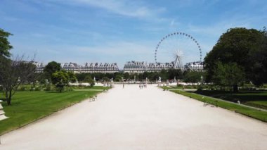 Paris 'te yaz tatili. Louvre Sarayı 'nın önünde feribot tekerleği olan tuileries bahçelerinin zamanlaması, Paris Fransa.