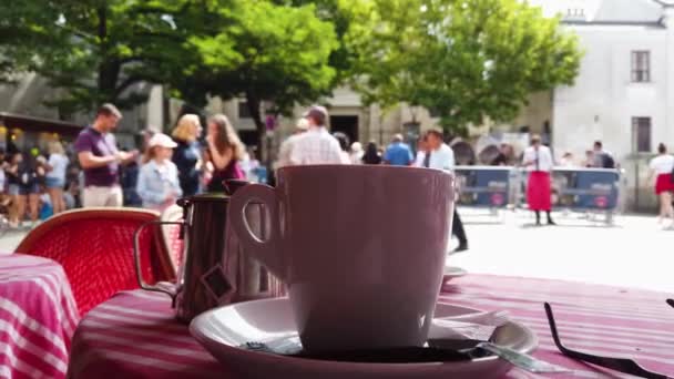 낭만주의를 표방하는 몽마르트르 카페를 배경으로 사람들 가까이 구경하는 프랑스 — 비디오