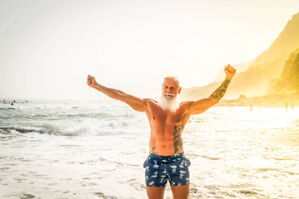 Happy Fit Senior Homme Amuser Profiter Vie Buthing Dans Mer — Photo