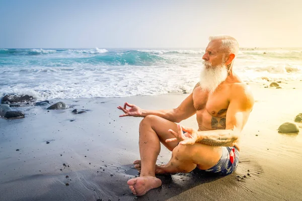 Счастливый Подтянутый Пожилой Человек Расслабляется Дышит Наслаждается Жизнью Купается Море — стоковое фото