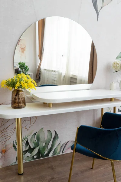 Ayna Sandalyeli Beyaz Tuvalet Masası — Stok fotoğraf