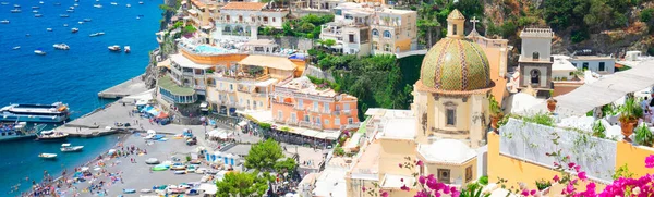 ポジターノの街とビーチの眺め イタリアの夏の有名な古いイタリアのリゾート ウェブバナー形式 — ストック写真