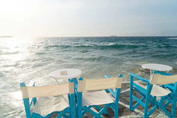 夏のギリシャ ミコノス島の海辺のカフェの椅子とテーブル — ストック写真