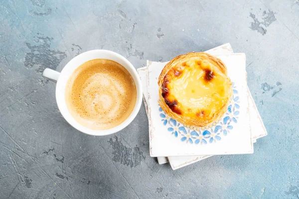 Pasteles Nata Traditionelle Portugiesische Süße Torte Mit Kaffee Von Oben — Stockfoto