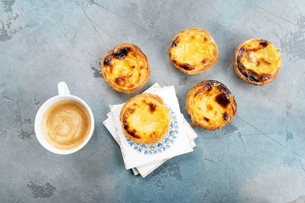 Pasteles Nata Traditionell Portugisisk Söt Tårta Med Kaffe Över Grå — Stockfoto