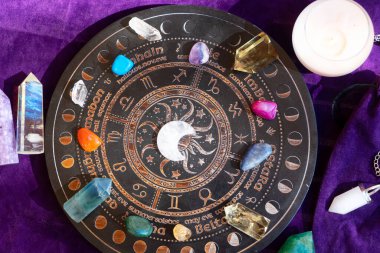 Gemstone 'lar burç işaretçileri için, mineraller de hayat çiçekleri için. Reiki Kristal Ayini için Sihirli Şifa Kayası, Büyücülük, Ruhsal Ezoterik Uygulama