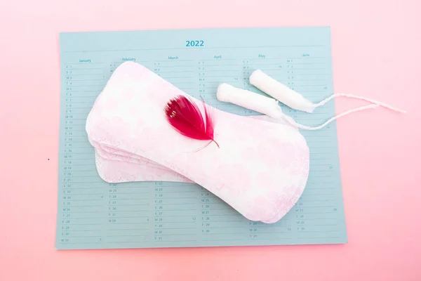 Bantalan Menstruasi Dengan Latar Belakang Kartu Jadwal Periode Menstruasi Dan — Stok Foto