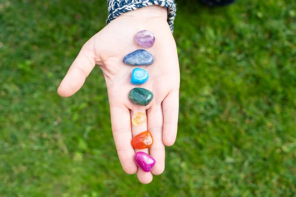 Někdo Drží Ruce Sadu Čakrových Kamenů Magic Healing Rock Reiki — Stock fotografie