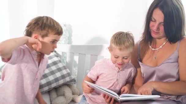 Anya Könyvet Olvas Fiainak Szülői Életmód — Stock videók